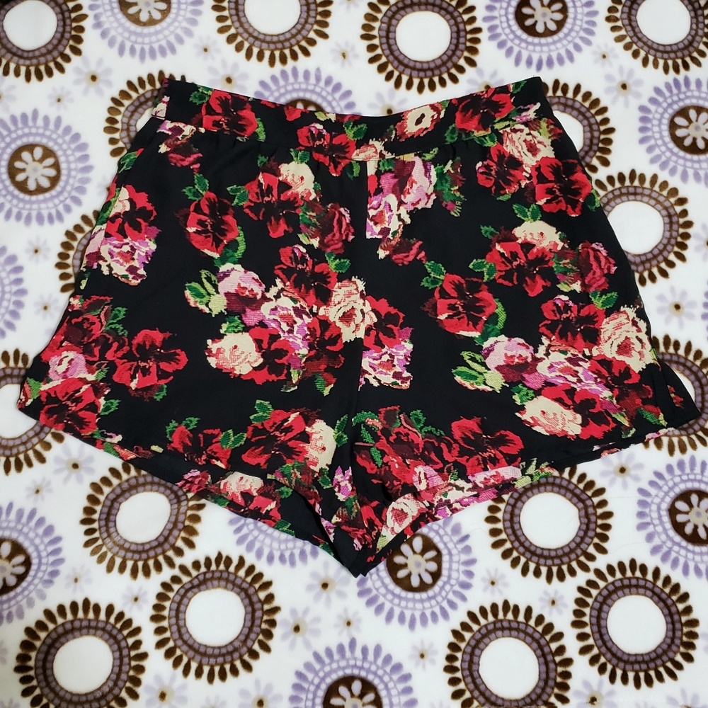 (NWT) PIXELATED FLORAL ROSE CHIFFON SHORTS 🌹